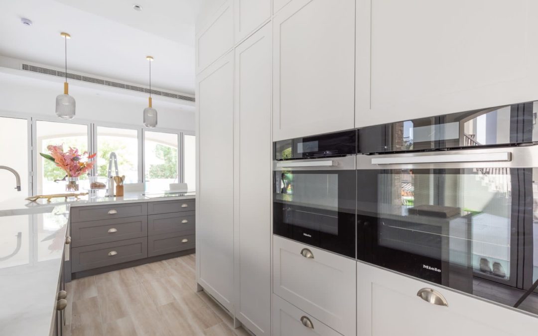 Why ‘Kitchen Cabinets Dubai’ Searches Aren’t Converting — And How Bespoke Craftsmanship Changes the Game